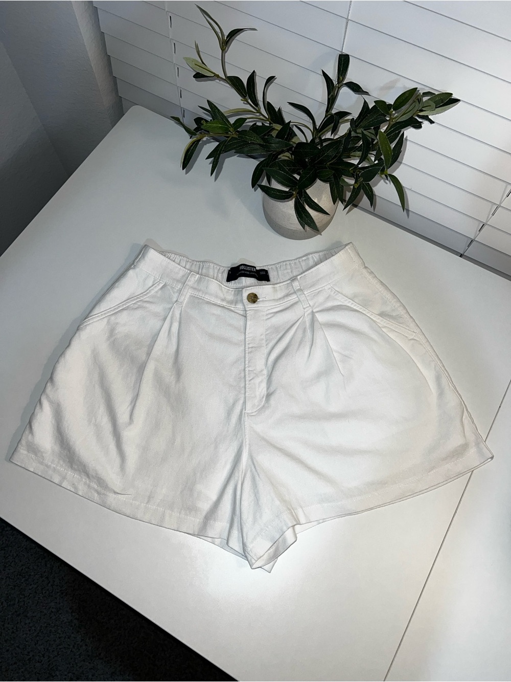 Hollister Ultra High-Rise Livvy White Pleated Shorts